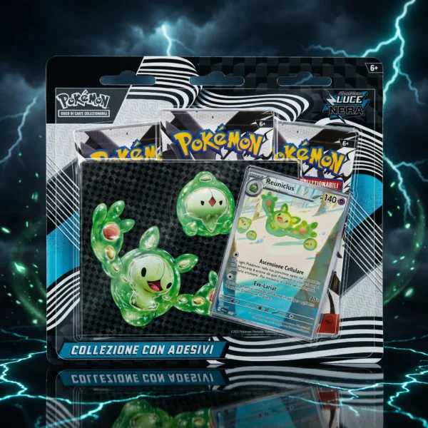Pokemon collezione con adesivi Scarlatto e Violetto Luce Nera ITA con carta promo Reuniclus, su sfondo nero con fulmini blu elettrico ed energia psichica verde