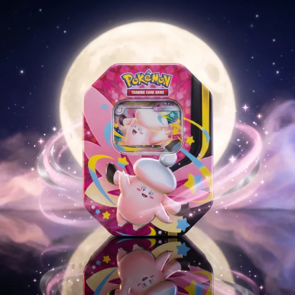 Pokémon GCC Scatola da Collezione Mega Chiarodiluna - Mega Clefable-ex (ITA) Scatola da Collezione Pokémon GCC Mega Chiarodiluna con Mega Clefable-ex, edizione italiana, in scena notturna al chiaro di luna con luna piena, scintillii rosa e argento ed energia folletto