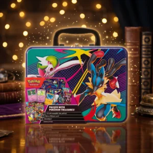 Valigetta da Collezione Pokémon Novembre 2025 in italiano su scrivania da collezionista con luci calde e scintille dorate