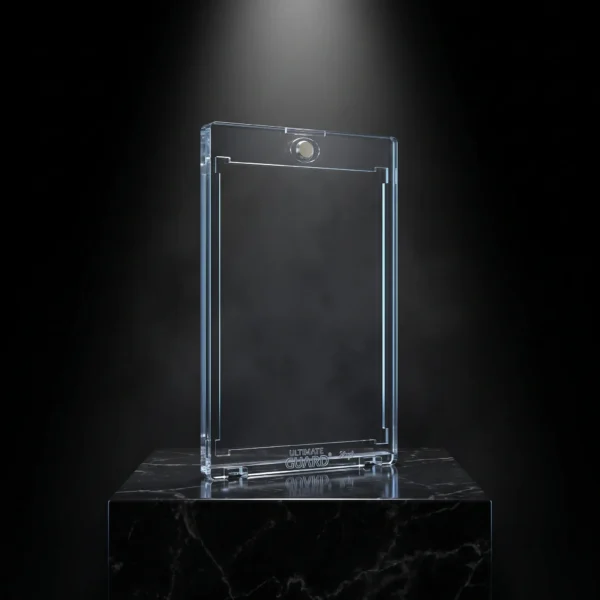 Card case magnetico Ultimate Guard 35pt su piedistallo di marmo nero illuminato da uno spot in stile studio fotografico